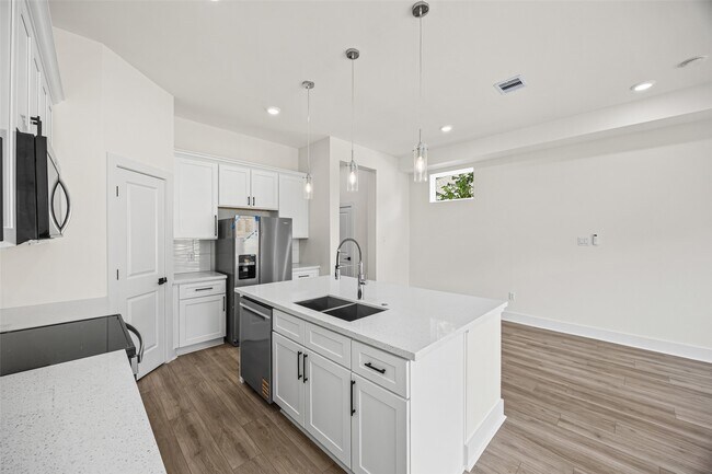 Building Photo - 443 Hahlo St