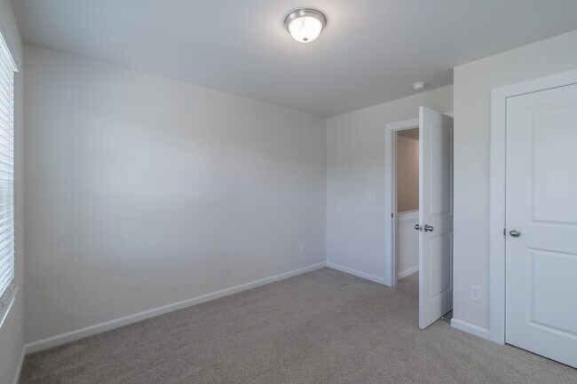 Building Photo - 223 Hoskins Ave Dr