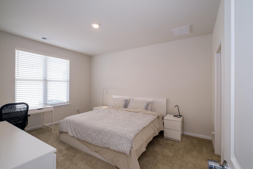 Building Photo - 6135 Snowy Egret Ave