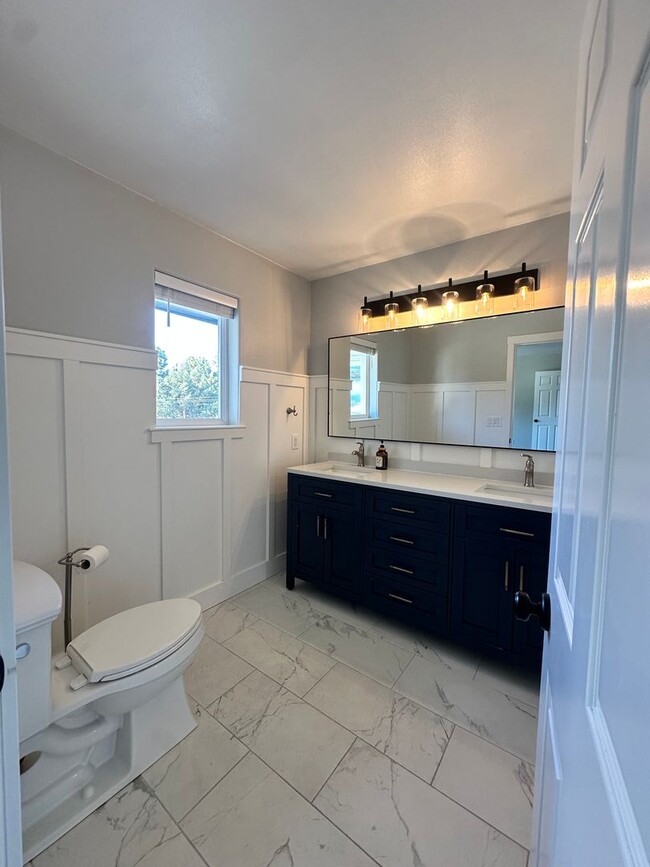 Building Photo - Spacious Multi-Generational Home with Stunning Views – 5 Bed, 3 Bath