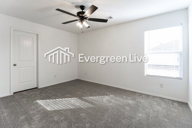 Building Photo - 42 10 Point Ln