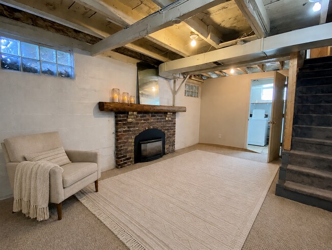 Building Photo - Charming 2BR/2.5 BA Anoka Home Available 8/1! Walk to Downtown