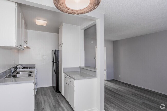 1BR, 1BA - 700 SF - Lido Apartments - 3610 Midvale Ave