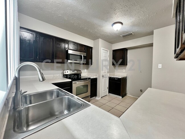 Building Photo - Lovely 3/2/2 In Arlington Available Now!