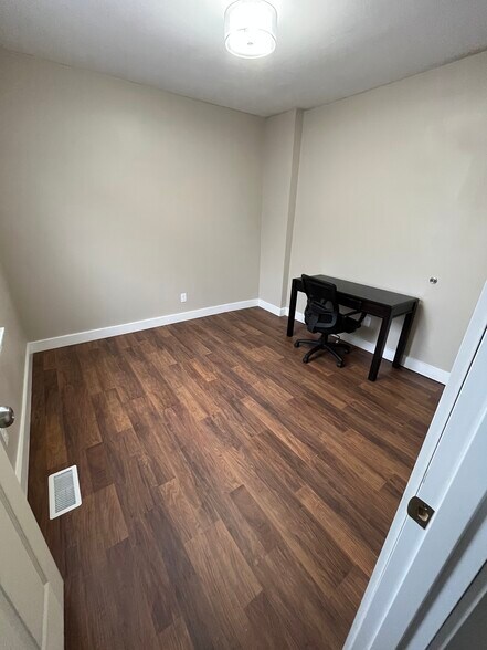 Building Photo - 810 E 8th St