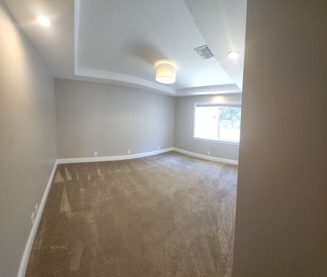 Building Photo - Beautiful, updated home close to Poly and ...