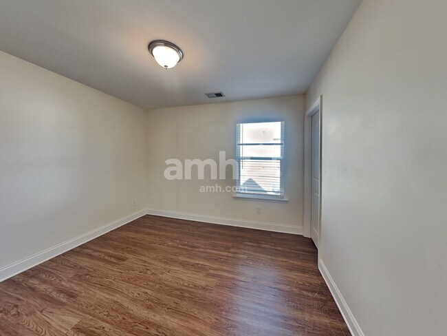 Building Photo - 245 Lake Vista Dr