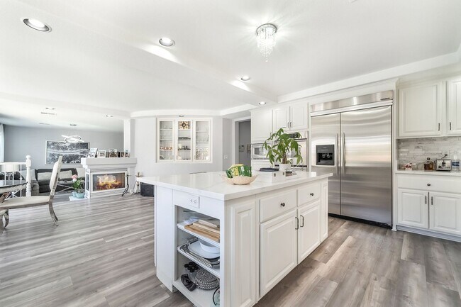 Building Photo - Luxury Living in Guard-Gated Royal Highlands!