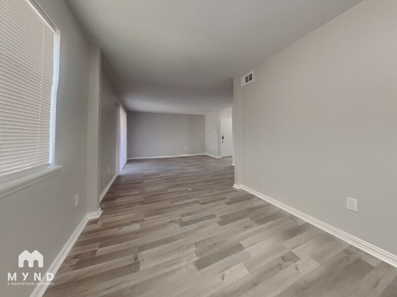 Building Photo - 5625 Antoine Dr