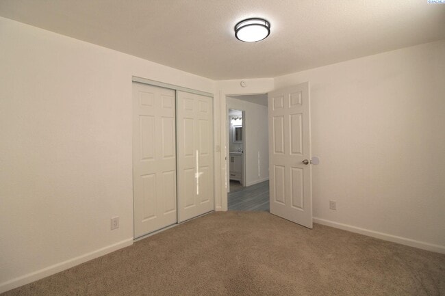 Building Photo - Updated West Kennewick 5 Bed/3 Bath House