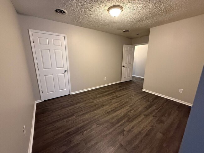 Building Photo - Cozy 2 Bedroom Garden Apartment