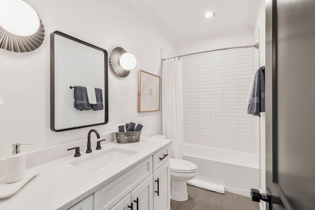 Building Photo - 5 Bedroom Home with Luxury Finishes in West End