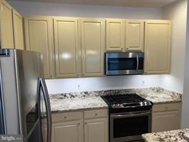 Building Photo - 2 LEVEL CONDO WITH 1 CAR GARAGE, DEN/LOFT ON THE BEDROOM LEVEL, VERY OPEN FLOOR