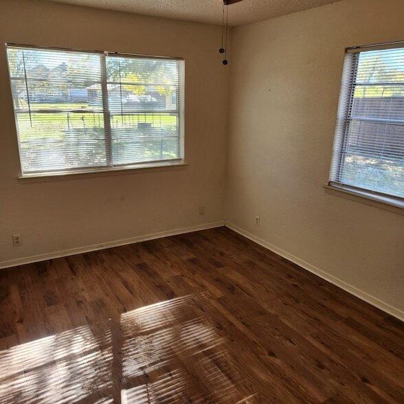 Building Photo - 402 E Hinton St