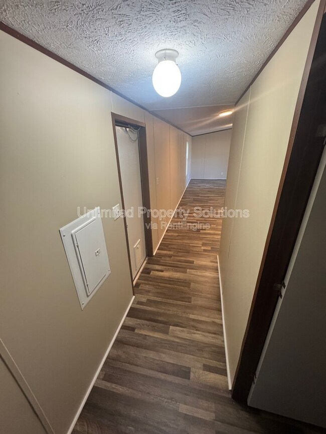 Building Photo - 9499 Wendi Dr NE