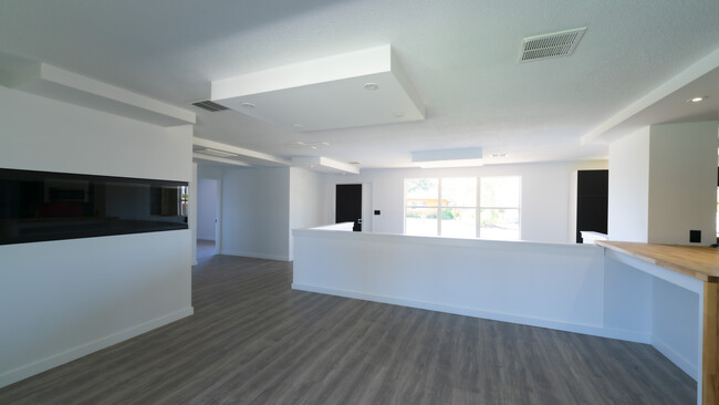 Building Photo - 321 Cornell Dr