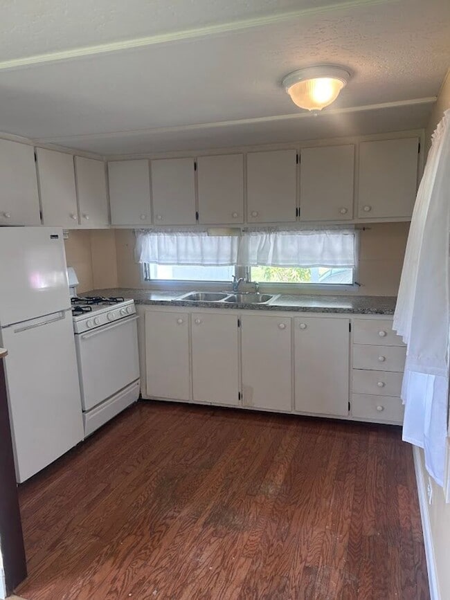 Building Photo - Charming 1 Bedroom