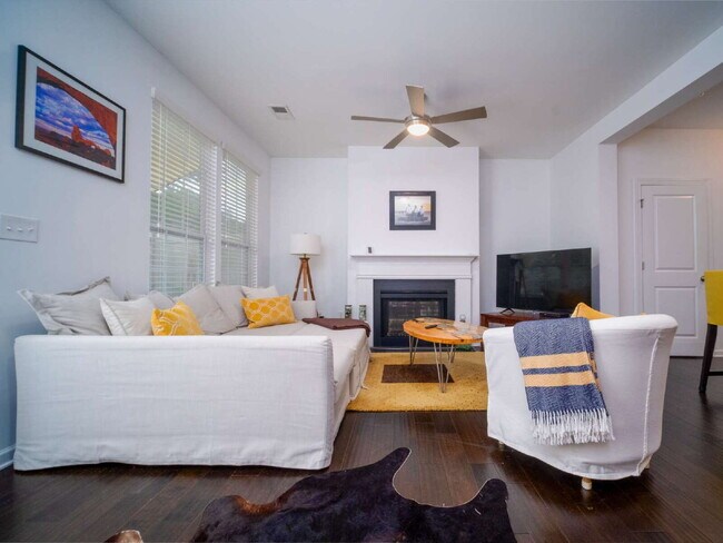 Building Photo - "Exquisite  2-Bed Townhouse with 2.5 Baths in Prime Charlotte Location – 1,531 Sq Ft of Comfort!"