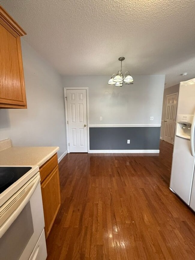 Building Photo - Worry free living, brick condo in Jonesborough!