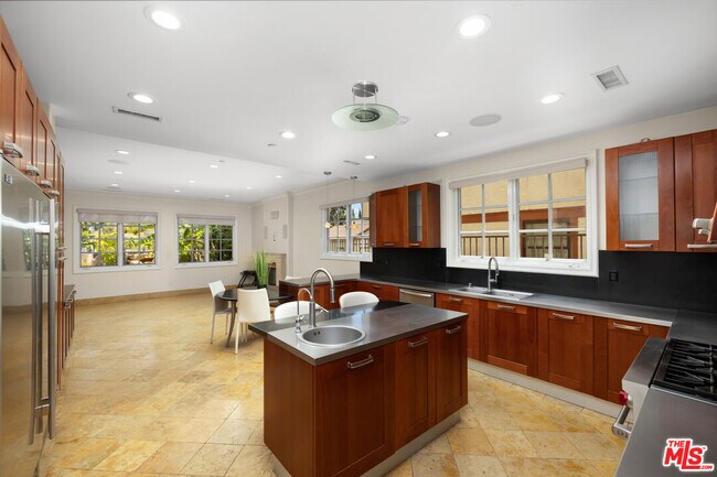 Building Photo - 314 N Palm Dr