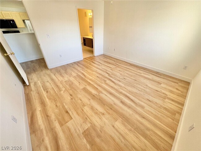 Building Photo - 950 Seven Hills Dr