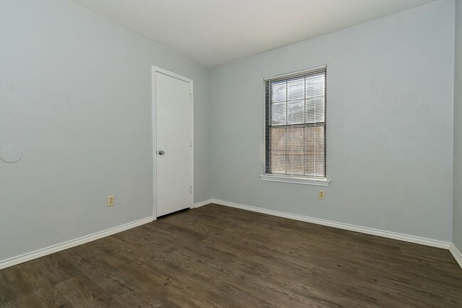 Building Photo - PEPERPORT.3913-3915