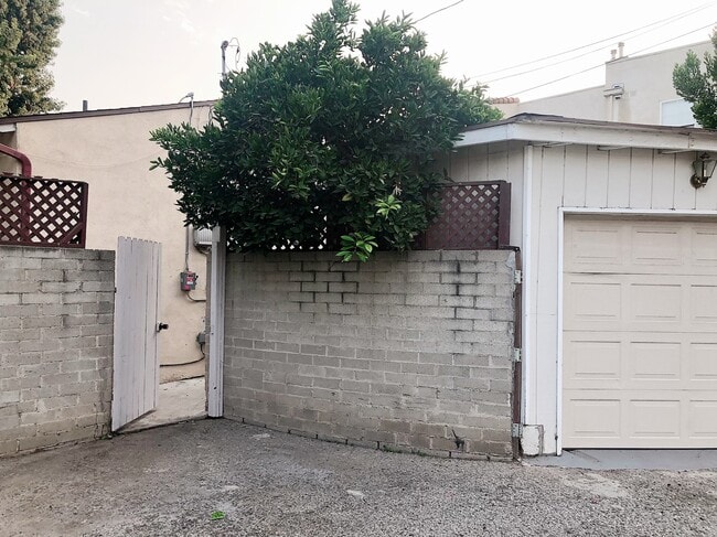Back Gate Entrance to Guest House - 15161 Killion St