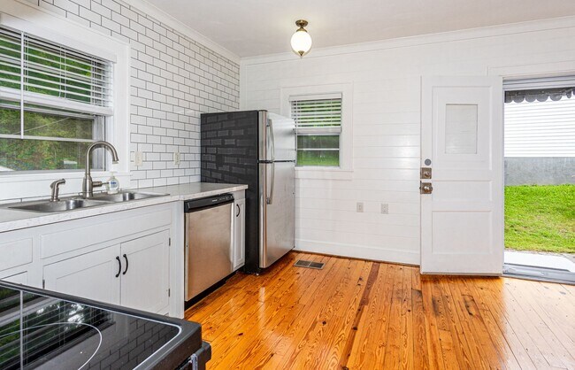 Building Photo - Cozy 2BD/2BTH in South Knoxville