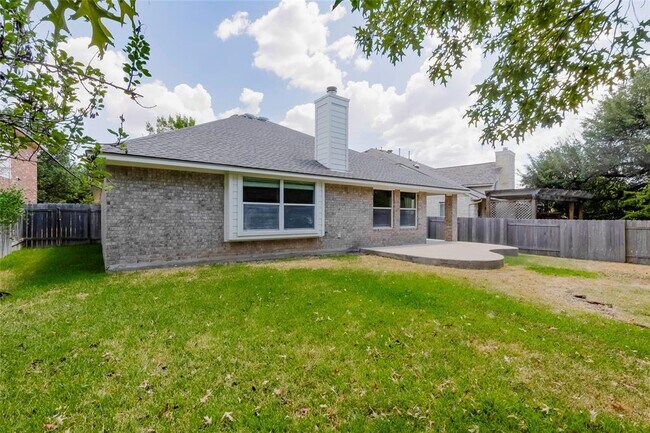 Building Photo - 15220 Fernhill Dr