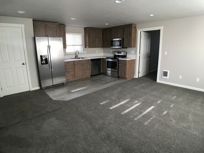 Building Photo - 957 NW Oak Ave