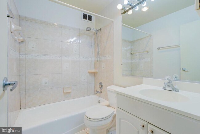 Building Photo - 7400 Lakeview Dr