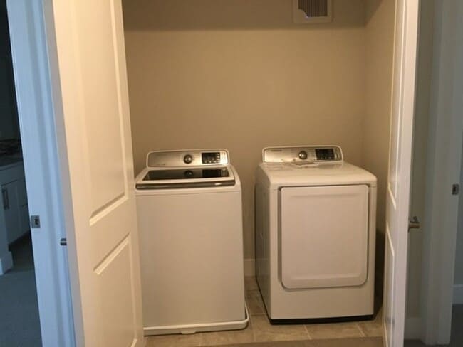 Building Photo - Heirloom Townhome