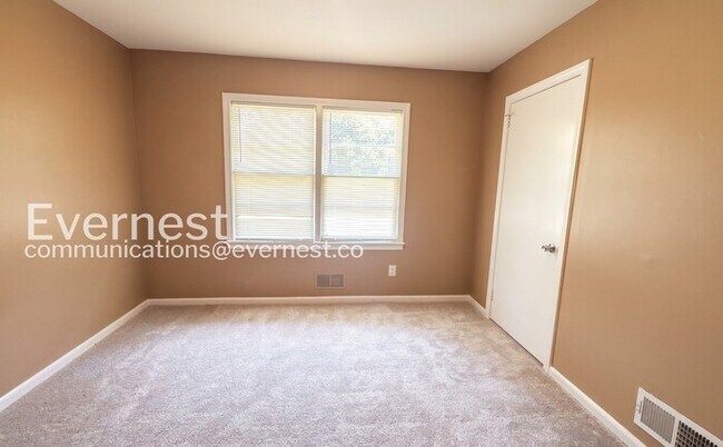 Building Photo - 4 Bed, 2 Bath Home with Fenced Yard / Available Now!