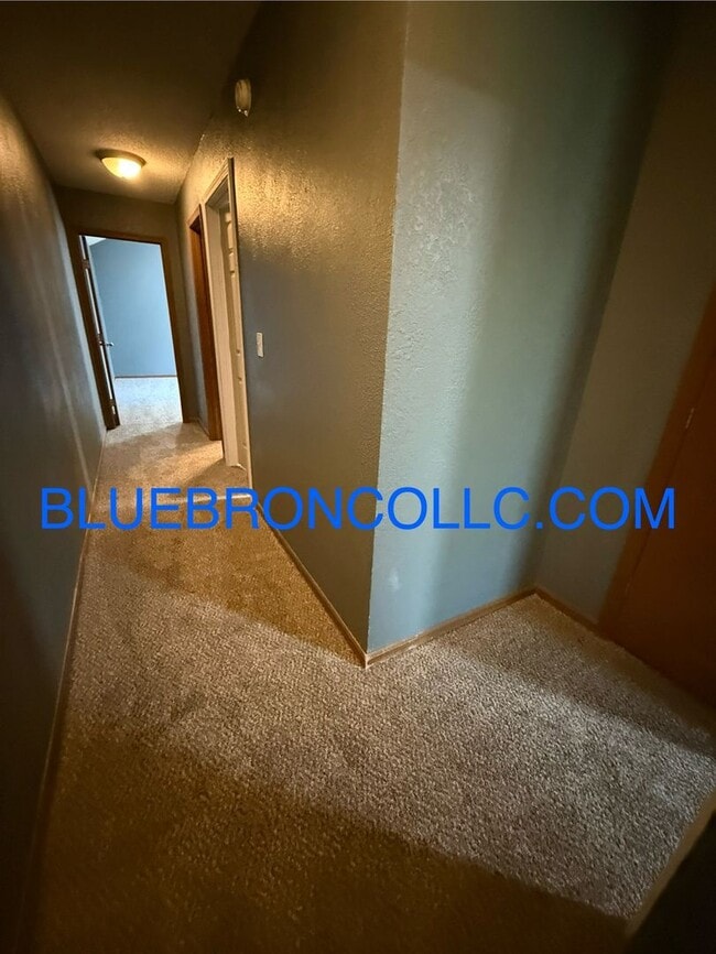 Building Photo - Spacious 3 BR Townhome—New Carpet & Paint—...