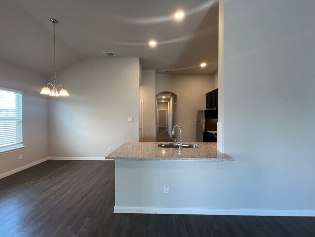 Building Photo - Luxury 3/2 Duplex in Seguin, Texas