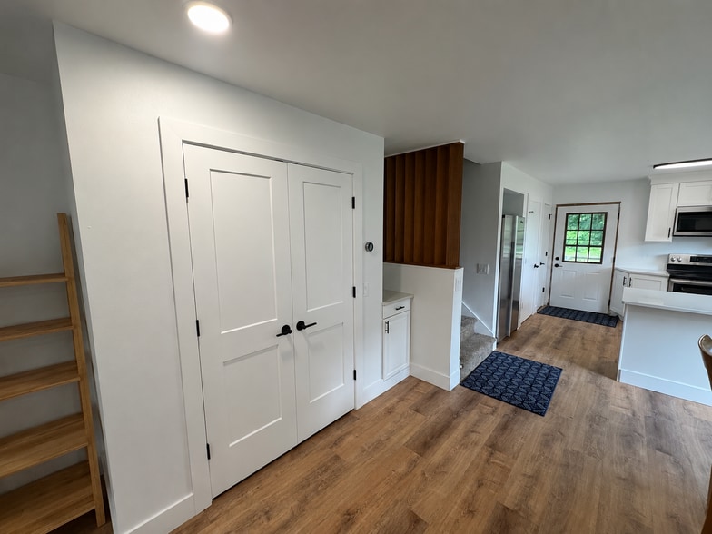Living room/closet - 3794 Timber Ln