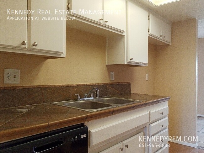 Building Photo - 44042 Palm Ln