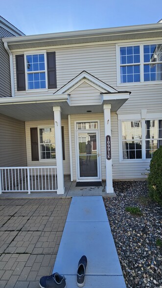 Entrace - 10991 Oak Grove Cir