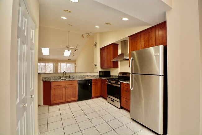 Building Photo - 3073 Kentshire Cir