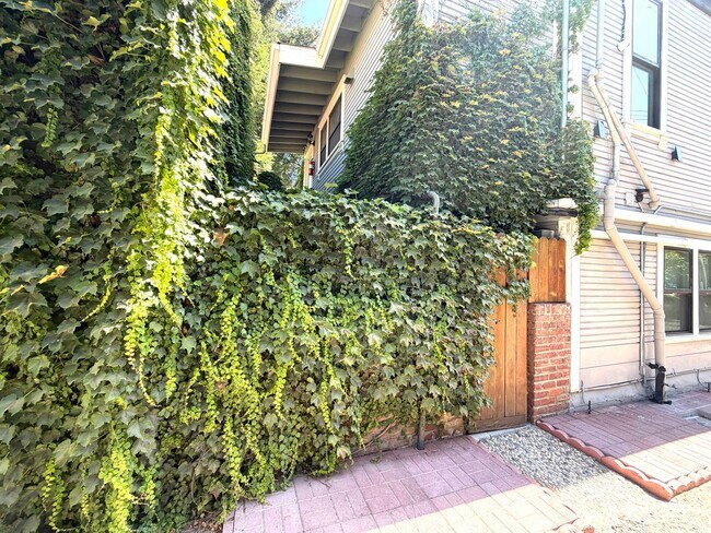 Building Photo - Tastefully remodeled Midtown Sacramento Apartment with Private Backyard Patio!