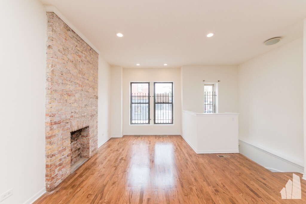 Building Photo - 2833 W Medill Ave