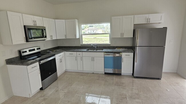 Building Photo - MOVE IN READY 3 BEDROOM 2 BATH LIKE NEW