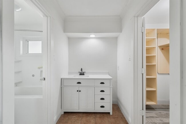 Building Photo - 16906 Rolling Acres Dr