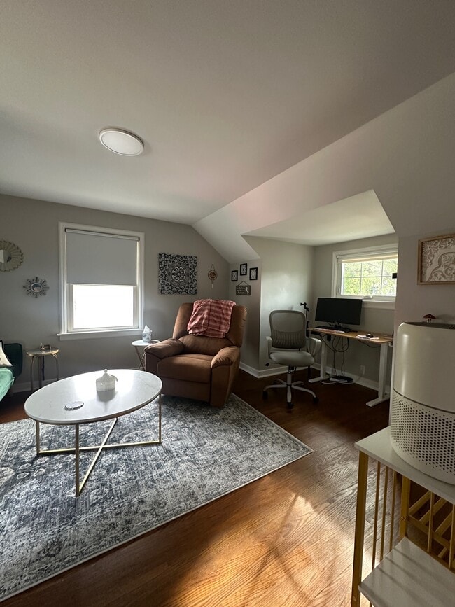 Building Photo - 932 Robinson St