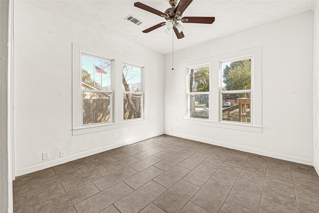 Building Photo - 830 Ross St