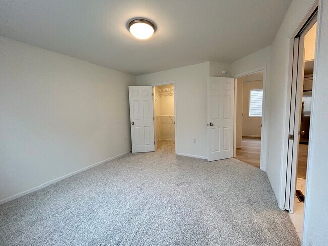 Building Photo - Spacious & Stylish 4-Bed Home with Modern Finishes and Attached 2-Stall Garage