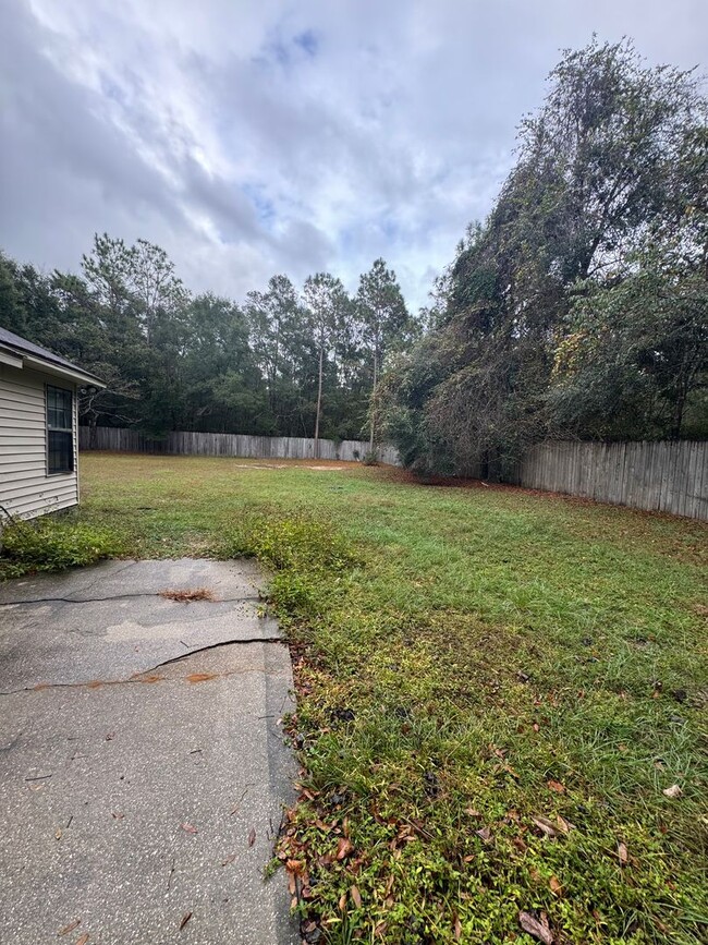 Building Photo - Gorgeous home with a Huge yard!!!