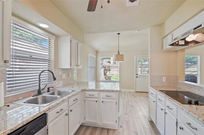 Building Photo - 2911 Parkwood Manor Dr