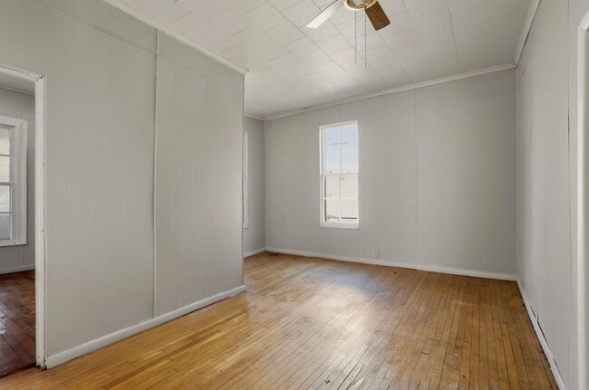 Building Photo - Sunny 2BR Home on South Bond with Sunroom + Extra Storage!