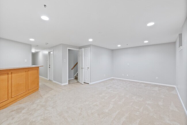 Building Photo - 9401 Rosmarin Way